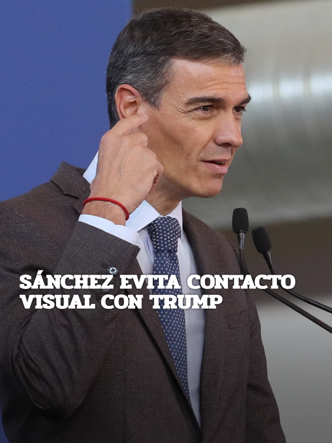 Trump y el juego de miradas con Pedro Sánchez El presidente estadounidense, Donald Trump, intentó tener contacto visual en todo momento con el presidente del Gobierno de España, Pedro Sánchez, con quien tuvo sus más y sus menos por el tema del gasto en la OTAN. Sánchez evitó al máximo a Trump. #CasaBlanca #MAGA #DonaldTrump #PedroSanchez