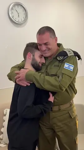 הרמטכ״ל נפגש היום עם הלוחמים ששבו, ביניהם פגש את השב מתן אנגרסט. במהלך המפגש העניק לו את כומתת השיריון, כרעות השריונאים 🫶🏻 מצדיעים לכם 🫡🖤