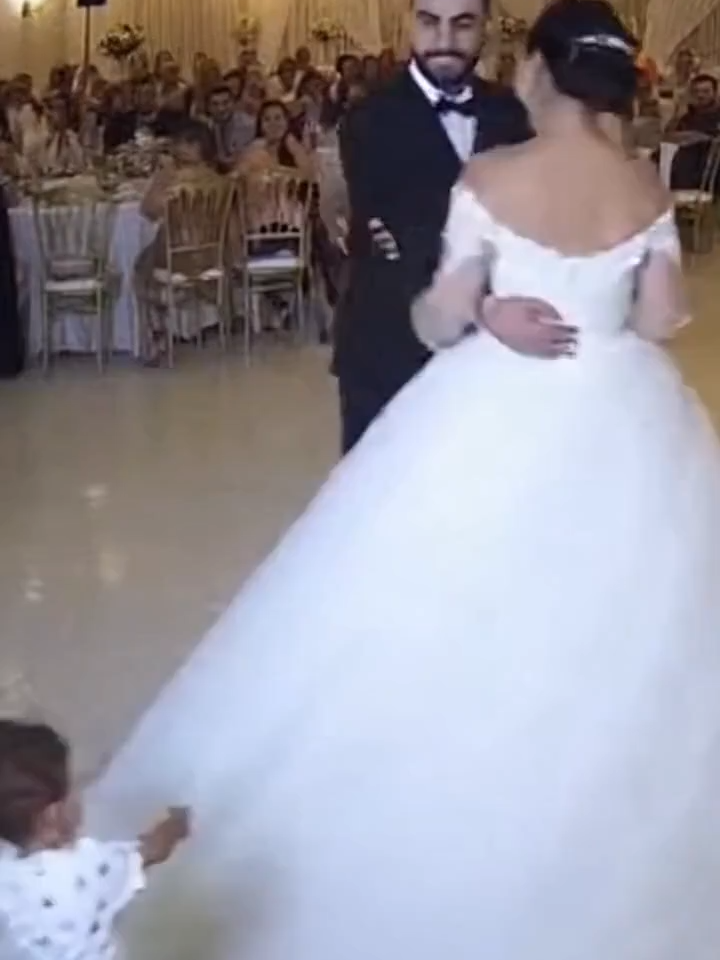 Çocuk gelinin gelinliğini kopardı.#keşfet #keşfetteyizzz #cctv #viral #komik #komikvideolar #aigenerated