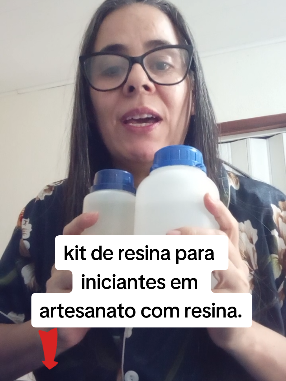 O kit básico de resina para iniciantes é tudo o que você precisa para começar a trabalhar com artesanato em resina e conquistar uma renda extra! 💰✨ Ele inclui: 🩵 Máscara de gás 🧤 Luvas ⚖️ Balança de precisão 🥤 Copos descartáveis 🍡 Palitos de picolé 🎀 Touca para cabelo 🎨 Pigmento ✨ Glitter 🩶 Molde de silicone Com esse kit simples, mas completo, você já consegue dar os primeiros passos e criar peças incríveis em resina! #kitbasicoderesina  #artesanatoemresina  #resinaepoxi 
