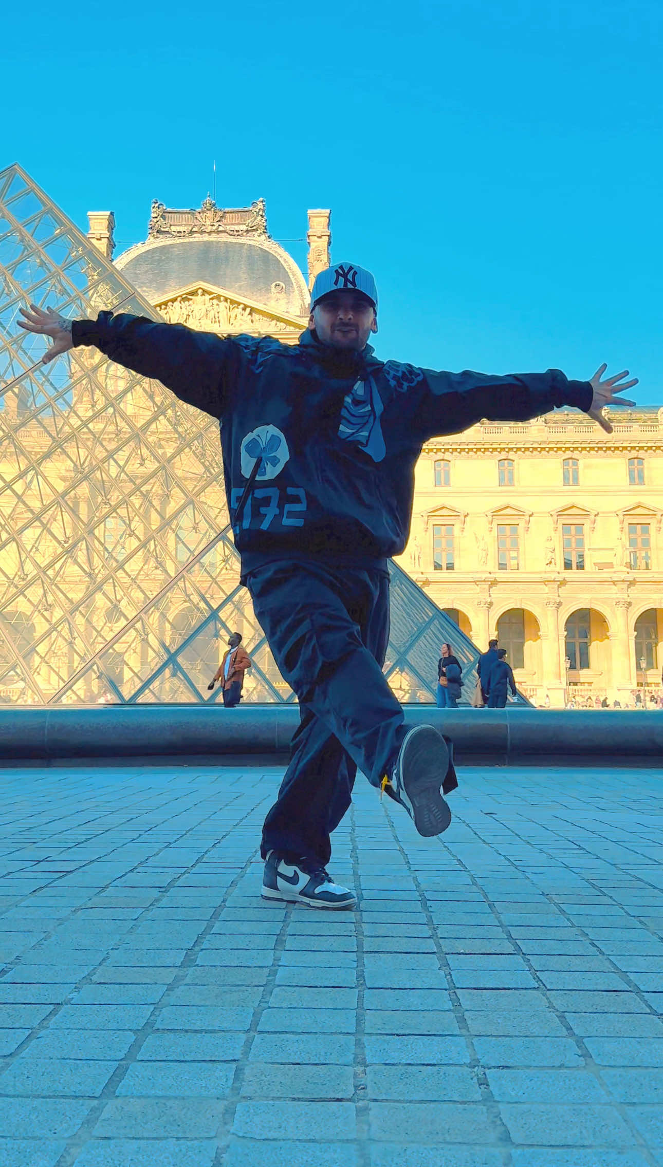 MONTAGEM RUGADA no Louvre? Temos também 🙂‍↔️🇫🇷 #funk #passinho #dance #montagem #paris 
