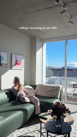 I've just accepted that the hole in these pjs is here to stay 💕🌸 #morningvlog #college #dayinmylife #productive #motivation 