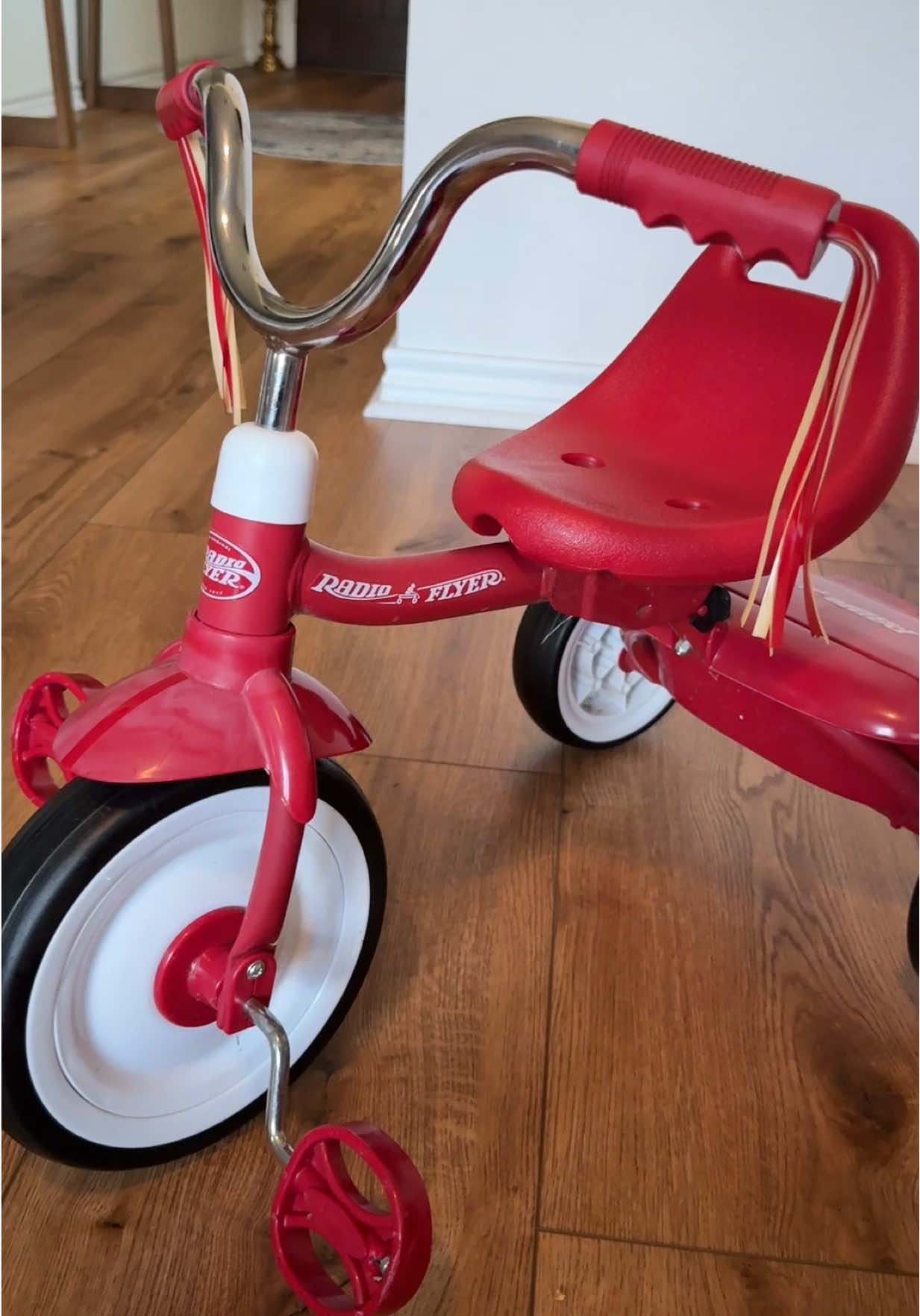 Great gift ideas for kids. This ride on toy is tailored for toddlers ensuring safe and engaging activities. #radioflyer #tricycle #toddler #explorer #activities