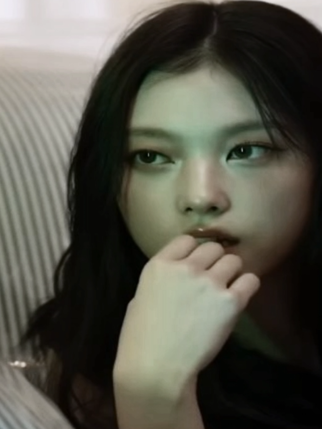 #VANESSAKANG  -  Face shape/features: she is frequently described as having cat-like facial features — this means her eyes are often noted as slightly upturned or shaped in a way that gives a feline impression.  Eyes: large, expressive; the shape and angle contribute to that “cat-look.”  Hair: she often has straight hair; in some appearances she’ll have straight black hair, though she also styles in other colors and in ways that suit different concept photoshoots.  #haerin   #mogged   #newjeans    #fyppppppppppppppppppppppp 