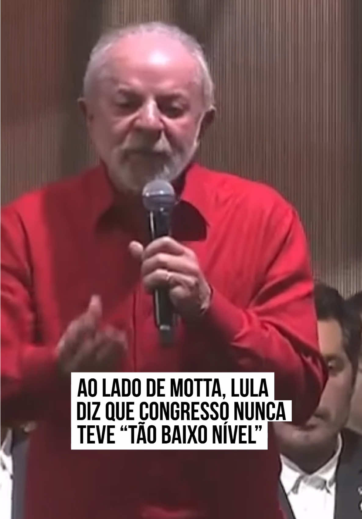 O presidente Luiz Inácio #Lula da Silva (PT) afirmou, nesta quarta-feira (15/10), que a atual composição do Congresso Nacional é de “baixo nível”, e pediu mais responsabilidade na escolha de representantes nas eleições do próximo ano. A declaração ocorreu durante um ato no Rio de Janeiro, que contou com a presença do presidente da #Câmara dos Deputados, #HugoMotta (Republicanos-PB). “Hugo é presidente desse Congresso. Ele sabe que esse Congresso nunca teve a qualidade de baixo nível como tem agora. Aquela extrema direita que se elegeu na eleição passada é o que existe de pior”, afirmou o presidente. Motta, que dividia palanque com o petista, não esboçou reação. O presidente ressaltou que a composição do parlamento é “resultado da consciência política” da população e que é necessário votar em quem demonstra “compromisso”. “A gente não coloca raposa para tomar conta de galinheiro. A raposa vai comer a galinha. Essas coisas que nós temos de levar em conta quando a gente analisa a nossa situação”, ressaltou o petista. O presidente da Câmara dos Deputados foi recebido no evento sob vaias e gritos de “sem anistia”. Em um gesto de apoio, Lula se levantou e ficou ao lado de Motta durante todo o discurso. No fim, os dois se abraçaram. A ida de Motta ocorre após ruídos na relação entre o Executivo e o Legislativo, e em meio ao pente-fino feito pelo governo em cargos ocupados por indicados do Centrão. #TikTokNotícias 📹 Canal Gov 