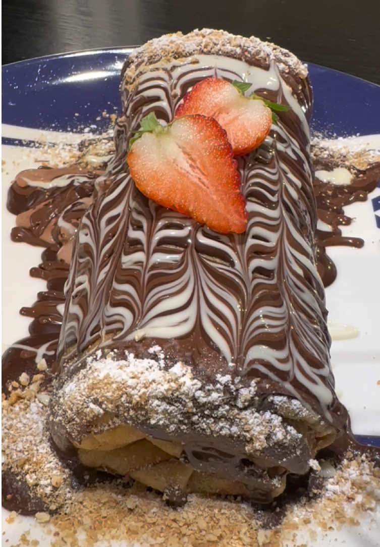 🍽️ Regular crêpe | nutella | petit beurre | strawberries | dark chocolate topping | white chocolate topping 📍 Barndesteeg 13, 1012BV Amsterdam #crepes #pancakes #amsterdam #breakfast #lunch