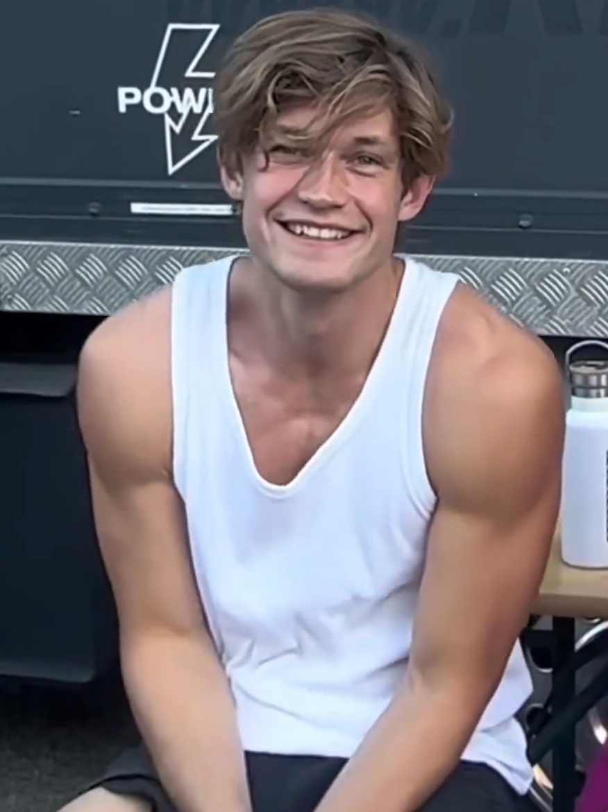 Як він може бути таким одночасно і  Golden Retriever і  дуже, коли потрібно, серйозною  людиною)))))))) 🤗🤗🤗 Найкращий!)  Damian Hardung  ❤️❤️❤️😍😍😍💕💕💕 #jamesbeaufort #damianhardungedit #damianhardung #maxtonhall #maxtonhallonprime 