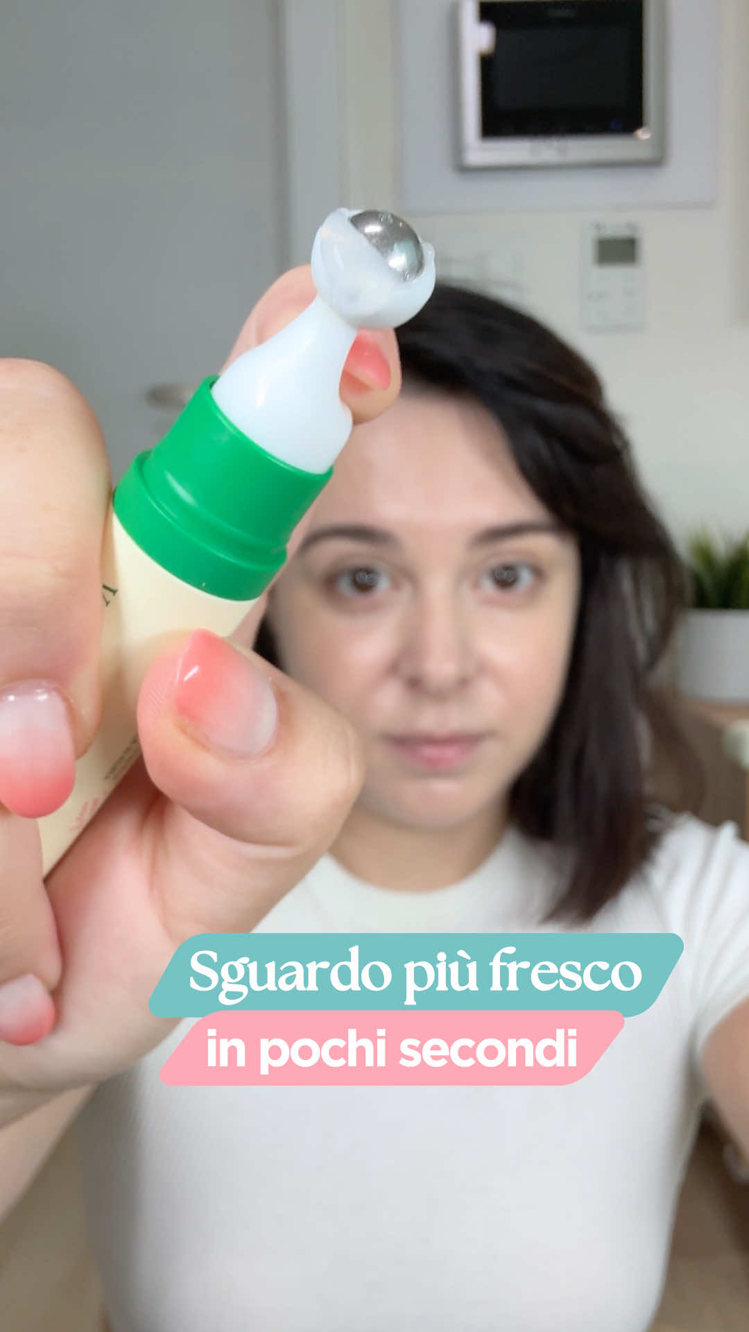 Occhi stanchi, borse o rughette che non vogliono andarsene? Anna ha la soluzione! 😎 La Vegan Collagen Eye Serum di Axis-Y è la crema occhi più amata sul nostro sito e capirai subito perché 👇 ✨ Applicatore in metallo super fresco che sgonfia e riattiva la circolazione 💧 Collagene + acido ialuronico per un contorno occhi più idratato e luminoso 💪 Complesso di 5 peptidi per una pelle più rimpolpata In poche parole: la tua nuova alleata per uno sguardo fresco e riposato! 🥰 Tu l’hai già provata? Faccelo sapere nei commenti!👇🏻💬 #skincarecoreana #contornoocchi #cremaocchi #occhiaie #antiage