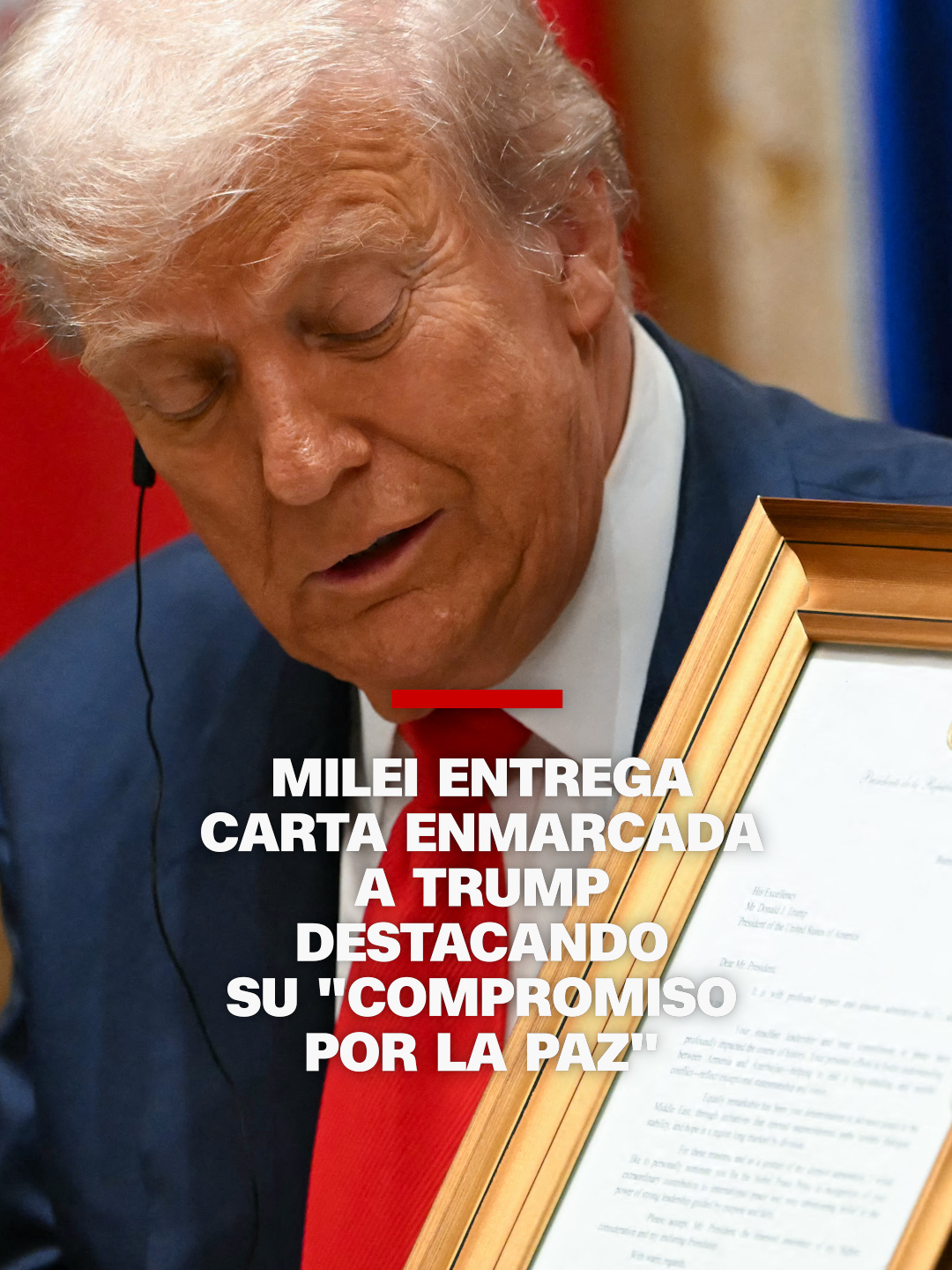Durante su visita a la Casa Blanca, el presidente de #Argentina, Javier Milei, le obsequió una carta enmarcada a su homólogo de EE.UU., #DonaldTrump, donde destaca 