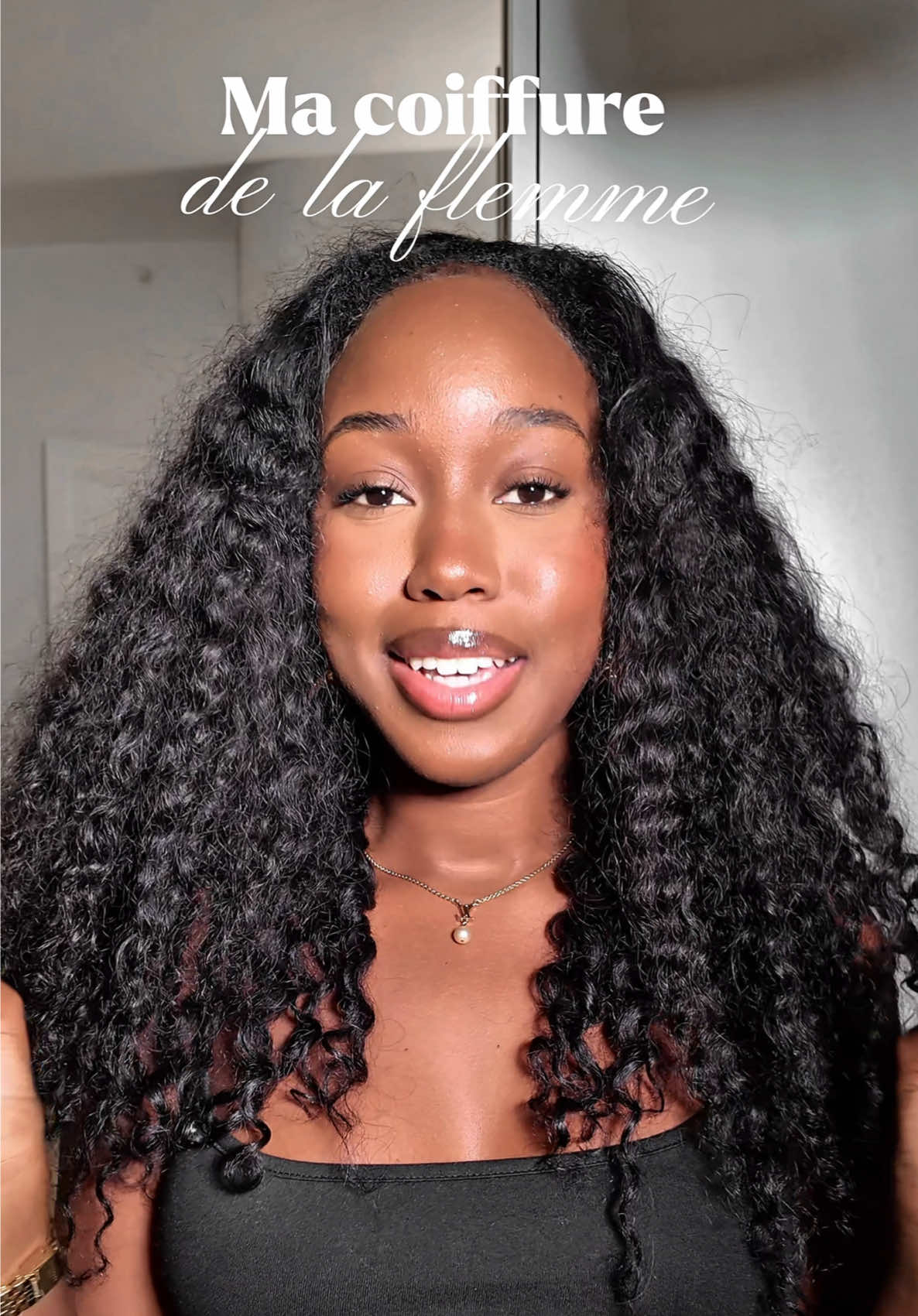Du coup voilà réponse générale elle vient de chez @ulahairofficial et c’est du 20 pouces💕 Au début vous allez la recevoir super bouclée mais plus ça va vieillir plus ça va se détendre et donner ce résultat naturel ! #coiffure #coiffurefacile #cheveux4c #cheveuxcrepus #flipover 