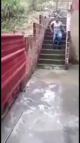 LA NEYDY Y LA RACHEL SE VEN HERMOSAS COJAS Y CAMINANDO CON 1.MULETA POBRESITAS COJAS 