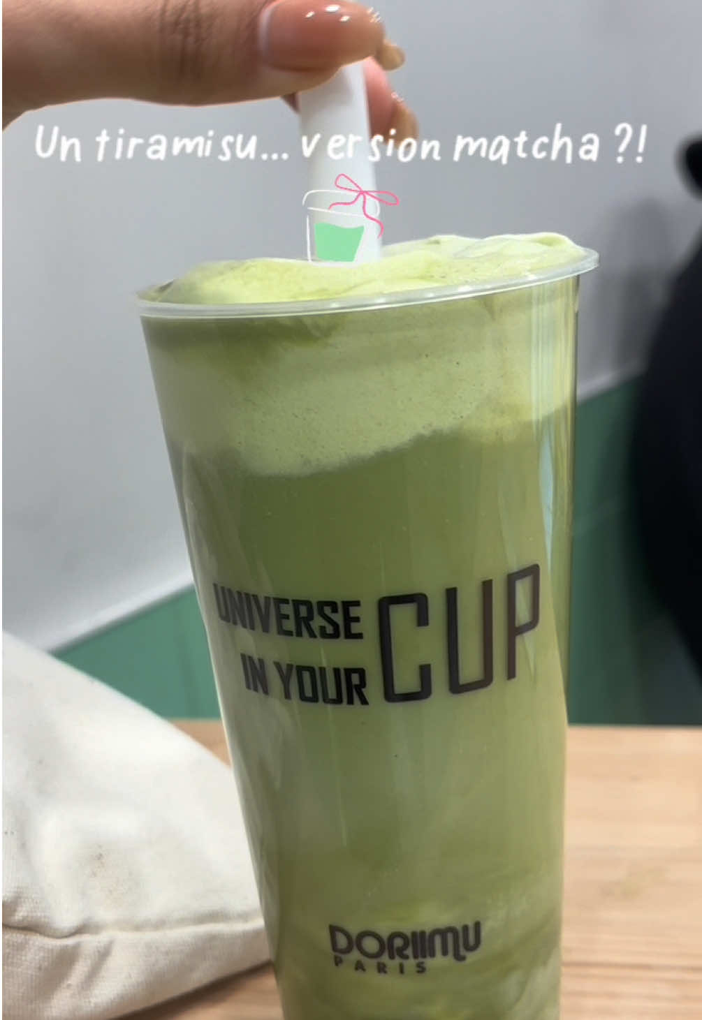 J’ai testé un dessert que t’as sûrement jamais vu : un tiramisu version triple matcha 🍵 Après une séance de Pilates chauffé chez Spark Club, direction Doriimu, un bar à thé japonais dans le 9ᵉ. Leur Dori-Misu Triple Matcha, c’est une dinguerie : trois intensités de matcha, une mousse légère, une crème onctueuse, et ce goût parfaitement équilibré entre douceur et amertume 🤍 Clairement, une adresse à noter si t’aimes les boissons originales à Paris !  💬 Et toi, t’oserais goûter un tiramisu au matcha ? @sparkclubparis  @doriimu.paris  * invitation  ⸻ #doriimu #matchalover #matchatea #matchadessert #matchalatte 