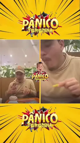 🚨CHOCADA😱 Um vídeo gravado em um shopping no último sábado (11) viralizou ao mostrar um homem se recusando a comprar um lanche para a namorada, que afirmou estar sem dinheiro. Nas imagens, ele aparece comendo sozinho, enquanto a jovem observa sem reagir. A gravação gerou grande repercussão nas redes sociais, com internautas criticando a postura do rapaz e levantando debates sobre empatia e companheirismo em relacionamentos. Mesmo sendo filmado, o homem manteve a atitude e não demonstrou desconforto com a exposição. 