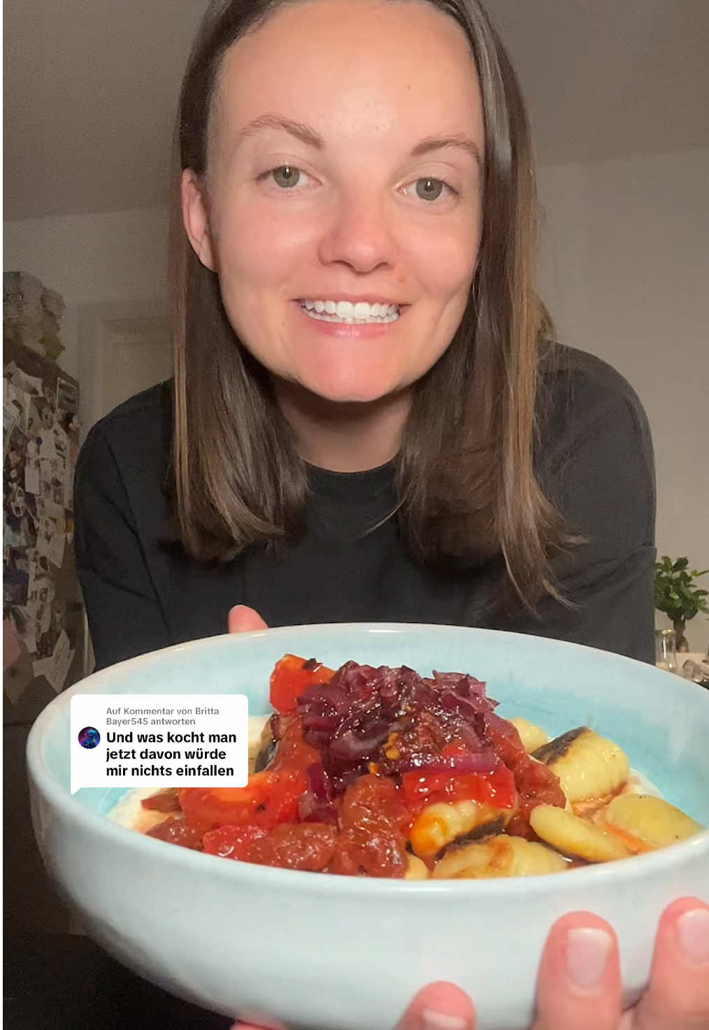 Antwort auf @Britta Bayer545 hier mal die erste meiner Ideen 😉 Für die Fetacreme: 1 Feta (ich hatte die light Variante von Patros) 1 Dose Creme legere Ca. 2 EL Milch (so viel, bis euch die Konsistenz gefällt) 1 Knoblauchzehe (oder mehr, oder weniger, je nach Geschmack) Salz Pfeffer 1 Spritzer Zitronensaft Alles zusammen in einem Standmixer pürieren und genießen 🤗 #FoodTok #inspiration #Recipe #DinnerIdeas #rezeptidee 