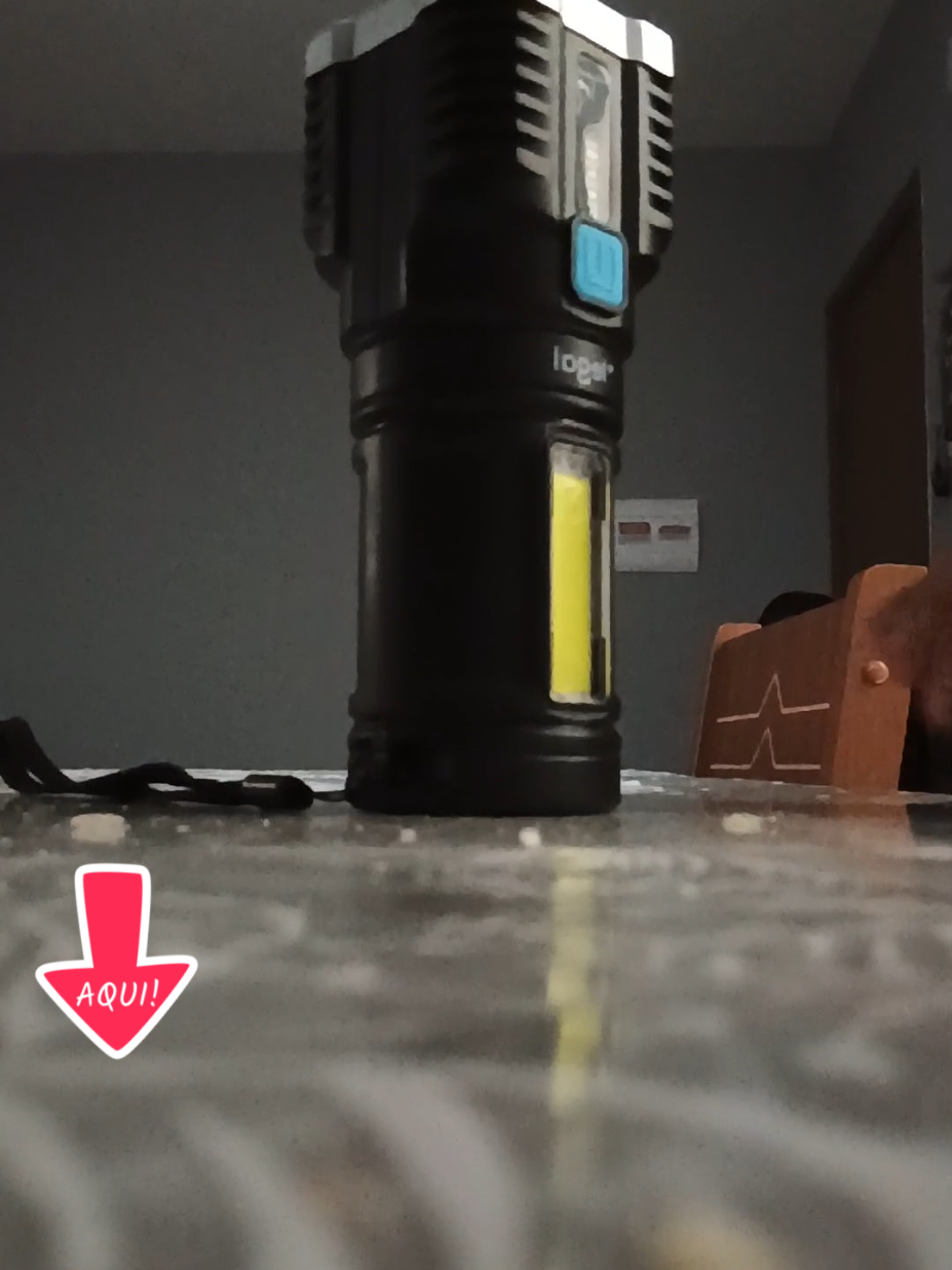 A lanterna que domina a escuridão! Com 4 luzes LED superpotentes, alcance de 1500M e bateria recarregável USB, ela é perfeita pra acampamentos, trilhas e emergências.#LanternaTática #LanternaPotente #SuperLanterna #iluminaçãoprofissional 