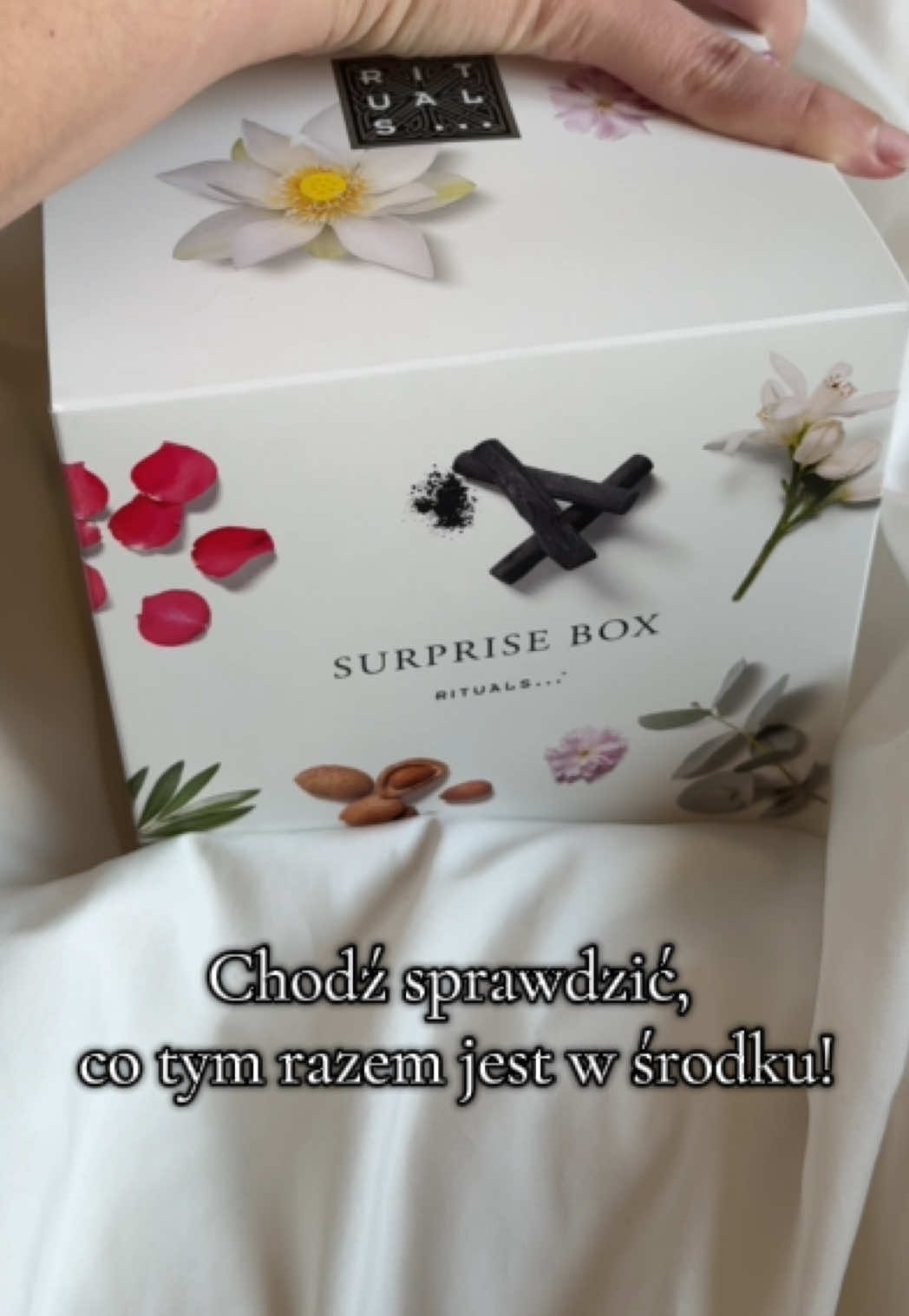 No tym razem niewypał. Tym bardziej, że obecne Rituals Surprise Box jest w wersji Premium, za 95 zł. No dobrze, nazwijcie mnie cebulą - udało mi się go zamówić za 67 zł. Jak oceniasz zawartość?  #rituals #surprisebox