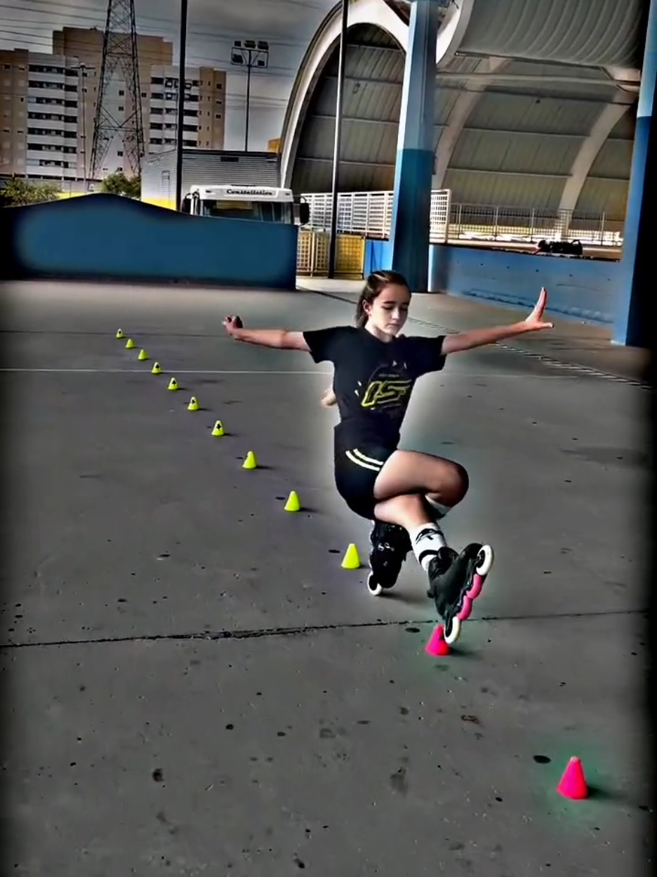 Uff my skating skill 🥵🥵🥵🥵🥵🥵 🔥 🔥🔥🔥🔥 . . #unfreezemyaccount #foryoupage #followme #bringfollowers #goviral 