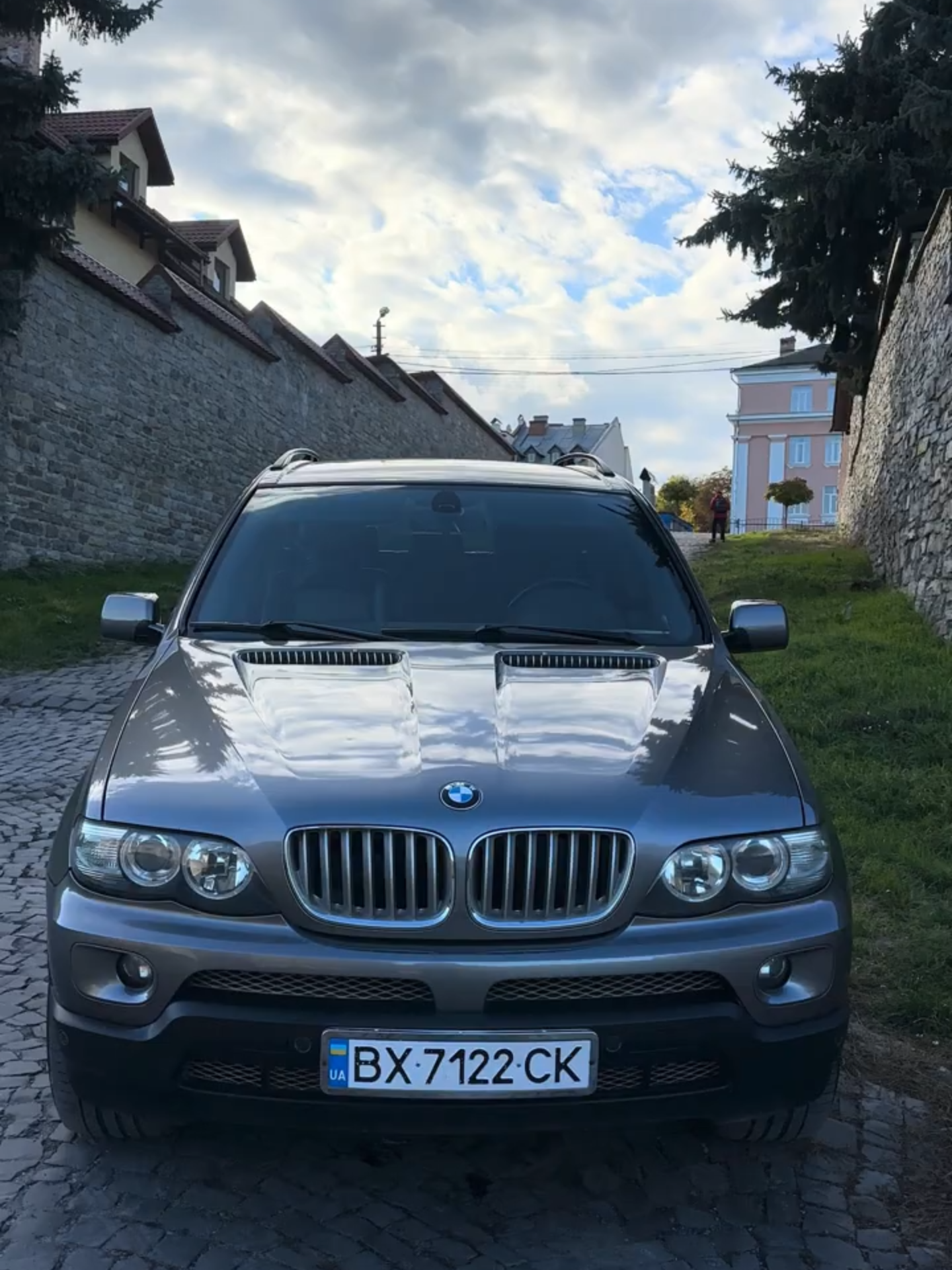 ПРОДАМ 12500у.е 🔥🔥🔥Ексклюзивний BMW E53 3.0D 210 к.с Не крашений 221000 км Стан Новоі ☎️0672962272 🚙BMW E53 219 к.с 🛞221000 км 3.0 дизель не фарбована не ржава все в оригіналі     Слава Ісусу Христу, дорогі друзі! 🌞   Хочу поділитися з вами частинкою своєї радості, тепла й вдячності — моєю улюбленою BMW X5 (E53), останнього року випуску цього легендарного кузова — 2004 року. Під капотом — перевірене, надійне серце: 3.0 дизель, 210 к.с., двигун, що працює тихо, рівно, мов годинничок, і має ту благородну силу, яка не кричить, а діє.  Ця машина — жива історія, створена в той час, коли BMW вкладали в свої автомобілі душу, а не просто метал і техніку. І сьогодні вона стоїть перед вами — некрашена, нержавіла, вся в оригіналі, без єдиного прихованого дефекту. Кузов блищить чистотою ліній, ніби створений для вітру. Рама — ціла, не варена, не гнила, захищена антикором, і має вигляд, який рідко побачиш навіть у молодших авто.  Салон — комбінований шкіряний, м’який, охайний, з чорною стелею, що додає особливого шарму та відчуття преміум-класу. Сісти в неї — це ніби потрапити у простір спокою: тепло, затишно, пахне чистотою і турботою. Жодних прокурів, тріщин чи потертостей — усе доглянуте з любов’ю, без поспіху, з увагою до кожної дрібниці.  🔹 Технічні характеристики та оснащення: • Двигун 3.0 дизель (M57) — 210 к.с., один із найнадійніших у BMW. • Автоматична коробка передач — плавна, без ривків, перемикає м’яко. • Повний привід xDrive — справжній, чесний, тримає дорогу, як по рейках. • Клімат-контроль двозонний. • Підігрів сидінь. • Круїз-контроль. • Парктроніки перед/зад. • Мультируль, шкіряна оббивка. • тонування. -ПРОТИУГОННА СИСТЕМА • Оригінальні легкосплавні диски BMW. • Вся електрика працює — як нова.  Їде плавно, без шумів, без стуків. Підвіска міцна, збалансована, тримає дорогу впевнено. Коли рушаєш, здається, що машина тебе чує: легкий рух ногою — і вона відгукується ніжно, як добра душа, що знає свого господаря.  Я завжди дбав про неї не з обов’язку, а з любові. Мастила, фільтри, догляд — усе робилося вчасно, з найкращими запчастинами. Ніколи не економив, бо це не просто авто — це частинка життя, що дарує радість.  Тепер прийшов час передати цю красу тому, хто відчує її серцем. Не просто купить, а зрозуміє, що таке справжня німецька класика, зроблена з душею, витримана роками, і при цьому — жива, тепла, щира.  Цей BMW X5 — для людини, яка любить справжнє: не блиск, не показ, а глибоку якість, силу і благородство.  Приходьте, подивіться, сядьте за кермо. Вона все скаже без слів — лагідним звуком двигуна, легким поворотом керма і спокоєм у серці.  📞 Дзвоніть, запитуйте, дивіться. Бо, можливо, саме ви — той, хто продовжить її шлях з любов’ю.