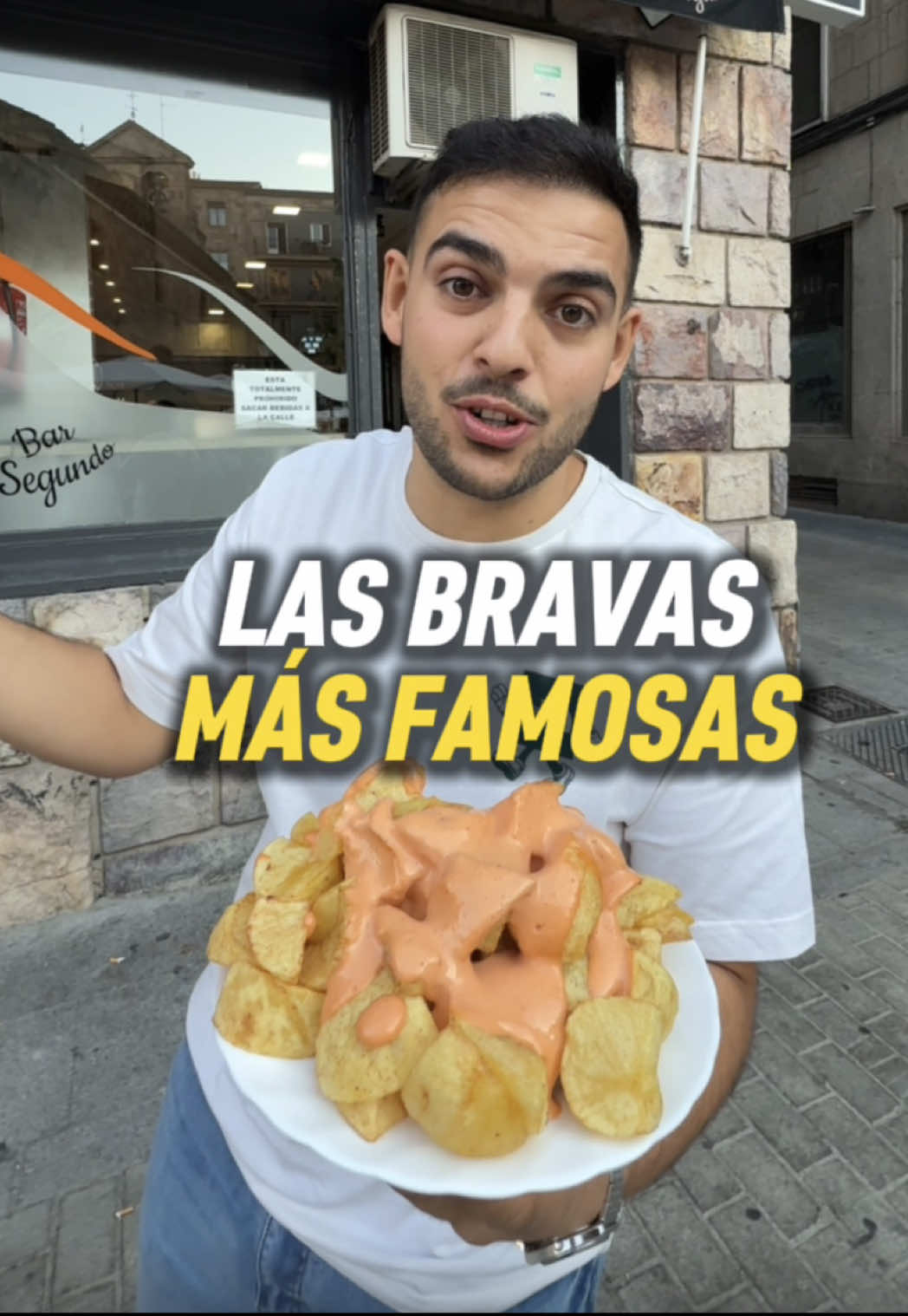 Las bravas más míticas 🔥 ¿Serán también de las mejores de España? 🇪🇸. Llevan décadas sirviendo raciones gigantes y a precios que apenas han cambiado 😱. ¿Les sale muy rentable? 🤔 Ojalá duren esos precios para siempre 🤗. 📌 Bar Segundo ⭐️ 4,2 sobre 5 en Google Maps. 🗺️ Pl. San Juan Bautista, 10, 37002 Salamanca. #patatasbravas #salamanca #españa #comida #pedrocomunidadcomida