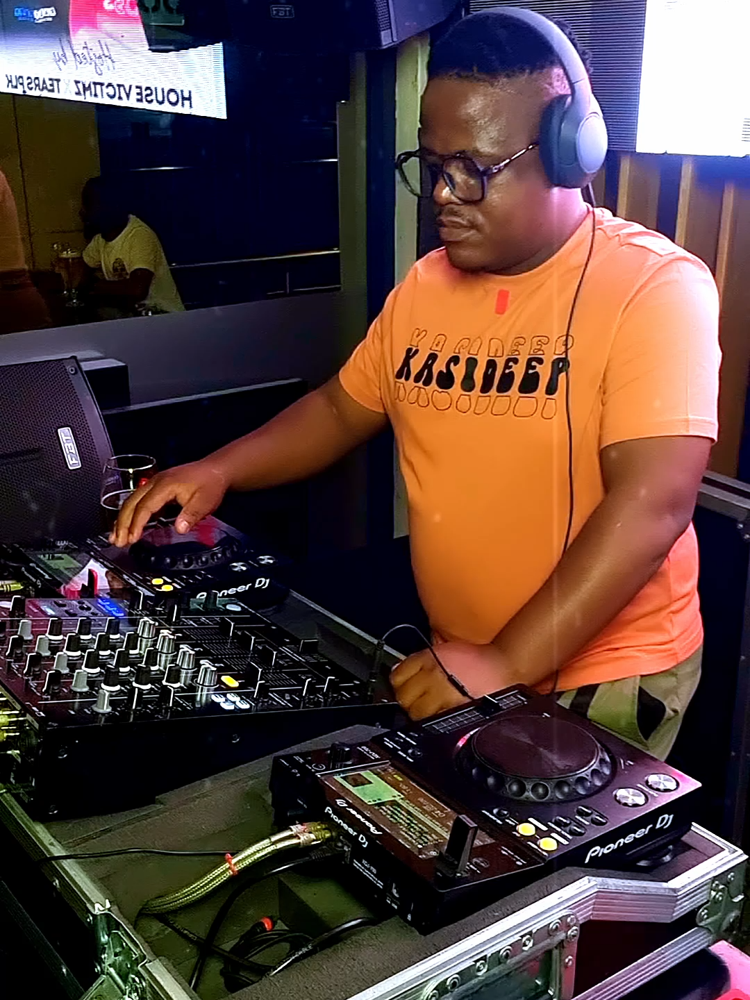 As we approach the weekend with good music 🎧Junior Jack - Luv 2 u (DJ Tears PLK #KasiDeep) 📍https://www.youtube.com/watch?v=_WaEnP7Sz5I