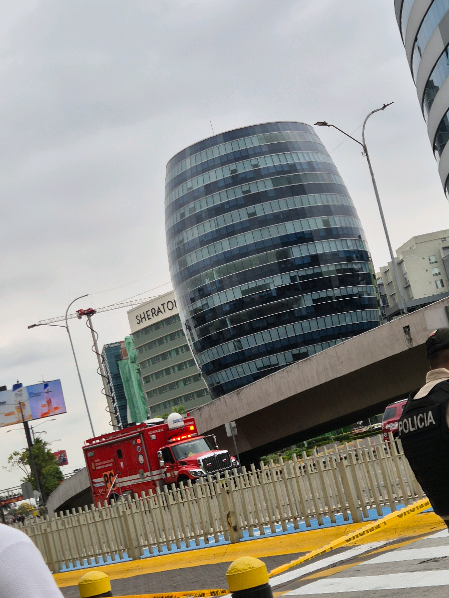 No  hay atención en #malldelsol hasta después de unos días  Así quedó después de la explosión del Martes 14 de Oct, 6:40pm #explosion #guayaquil #todoesculpadenoboa  ##100businessplaza 