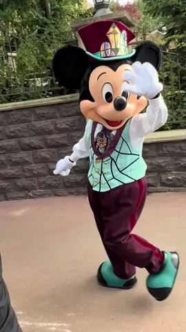 Where my Disney adults to? I wanna be friends.  #disneyland #disney  #disneyadults  #mickeymouse #disneylandparis 