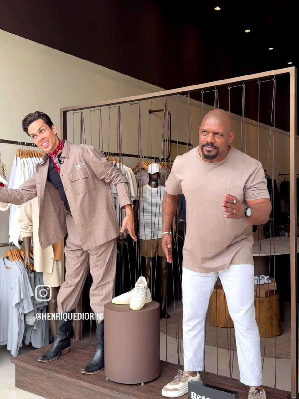 ✨ A @sejaanalu  é uma loja multimarcas que é puro sucesso!  Moda feminina, masculina e até o #latrell  ama comprar aqui 😍 Temos Colcci, Fórum, John John, Animale, Reserva, Fábula e muuuito mais — inclusive tudo da Farm 🌿 🛍️ Vem pra Analu! Enviamos para  todo o Brasil 💌 @HENRIQUE DIORINI  #AnaluMultimarcas  #FarmLovers #JohnJohn #Animale   Quer que eu deixe o texto com um tom mais luxuoso, divertido, institucional (para parecer uma campanha), ou mais natural/influencer como o original? Posso ajustar o estilo conforme o objetivo do post.