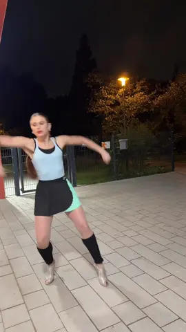High heels 👠 10 cm 😬 #fyp #onedance #tyla #trend #walkingdance @TYLA @Litchi 