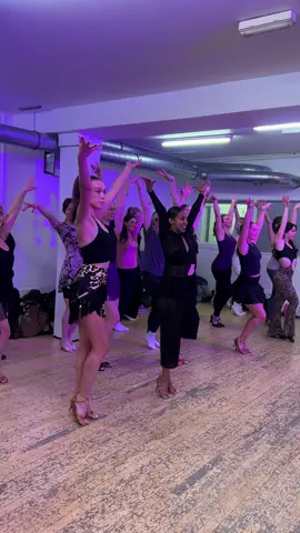 @Pineapple Dance Tuesday 6.15 pm 🇬🇧 book online ! Come ballroom with me @Tarja De Silva 