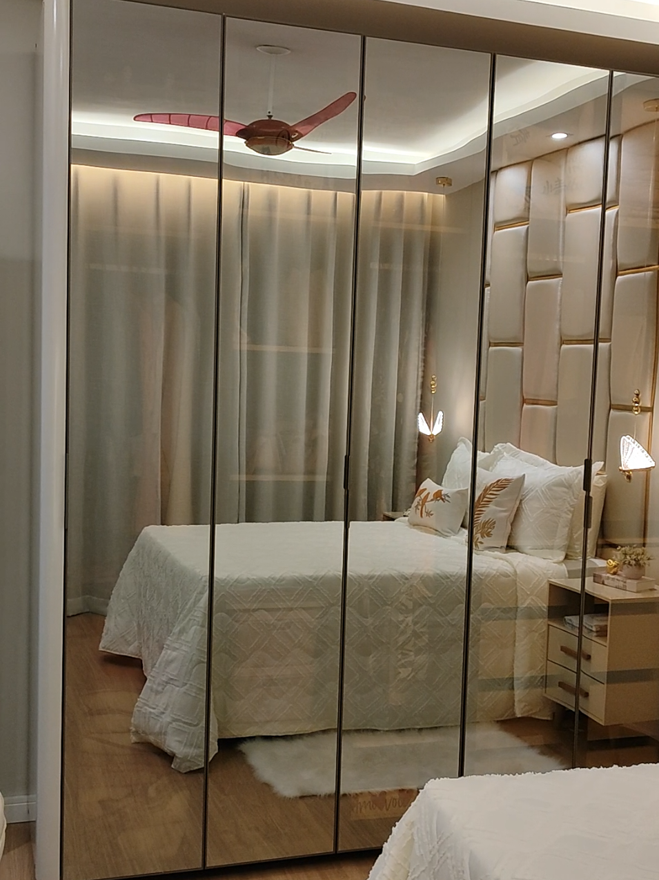 Mostrando o guarda roupa com porta de vidro reflecta que vocês amam 🥰  #guardaroupa #quarto #casa #decoracao #decoracaodecasa 