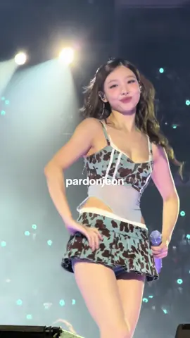 so pretty 😗 @TWICE  LET'S DANCE THE NIGHT AWAY #twice_thisisfor_world_tour #THISISFOR #twiceonce #nayeon #fyp 