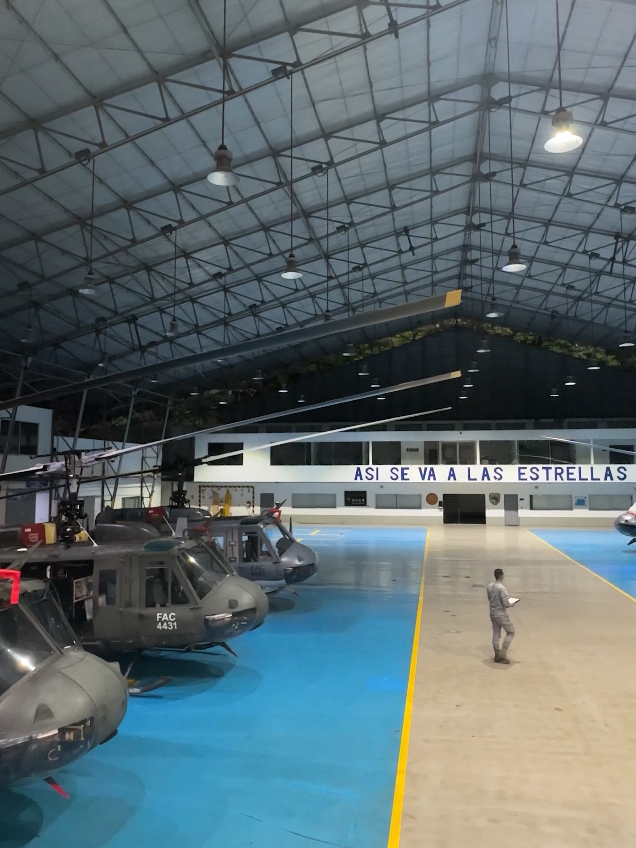 Con profesionalismo y experticia cuidamos nuestras aeronaves para proteger a todos los colombianos.     #ProtegemosLaVida  #MásQueUnUniforme  #paratiiiiiiiiiiiiiiiiiiiiiiiiiiiiiii #militarylife #piloto #soldado #pilotlife #pilotsoftiktok