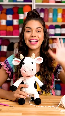 🐮✨ Olha quem chegou pra encantar o seu coração: a vaquinha amigurumi! 🧶💖 Com aquele jeitinho fofo e carinha meiga, ela é o tipo de amigurumi que dá vontade de abraçar o dia inteiro! 🤗 Feita ponto a ponto com muito amor, a vaquinha é perfeita pra decorar, presentear ou até ser sua companheira de aventuras criativas. 🌸 👉 Em breve você vai poder garantir a receita completa pra fazer a sua própria vaquinha! Fica de olho porque vem muita fofura por aí 🧵💫 #Amigurumi #VaquinhaAmigurumi #CrochêComAmor #FeitoAMão #Artesanato    