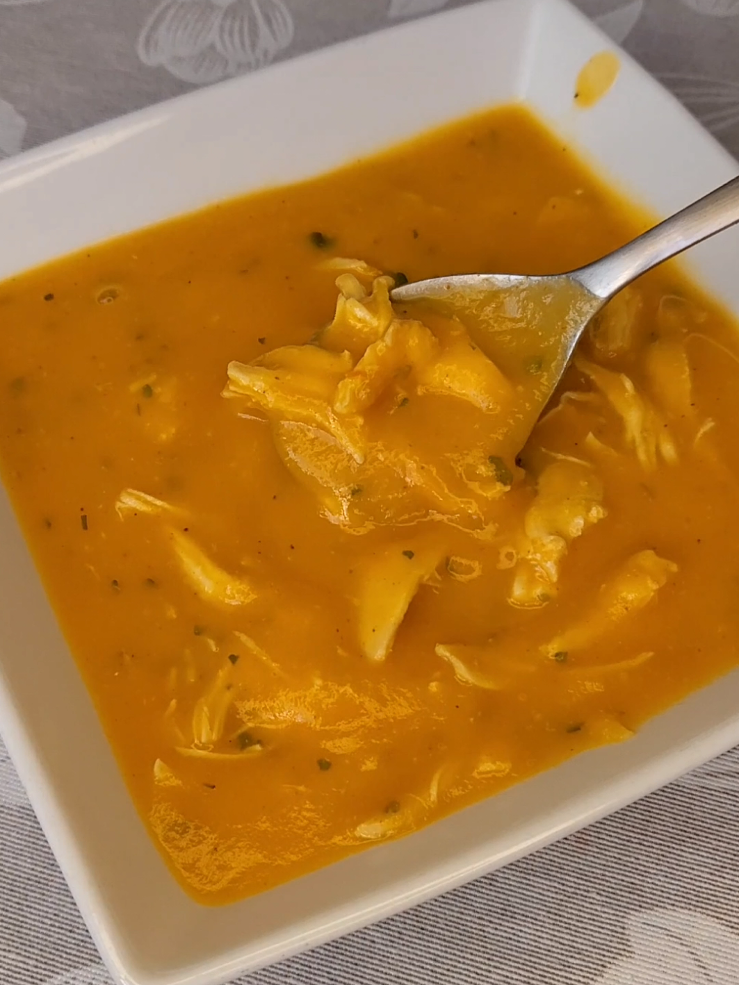 CREMA DE VERDURAS CON POLLO🥣 Me encanta esta cremita de verduras, en cuánto hace algo de frío o estamos enfermos en casa la hago siempre🥰 Comenta si te gustó❤️ •Ingredientes: -1 cebolla grande -2 patatas medianas -2 zanahorias grandes -2 tomates medianos -2 dientes de ajo -250-300g de pechuga de pollo -2 cdas de aceite de oliva -1 cdta de sal -1 cdta de pimientón dulce -1/3 cdta de pimientón picante (opcional, va genial) -1/2 cdta de pimienta negra -1 litro de agua -Para el final: 1 cda de perejil y jugo de medio limón #Receta #crema #sopa #verduras #pollo 