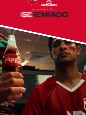 Torcida vibrando, Coca-Cola gelada e você com dois amigos na final da CONMEBOL Libertadores.
