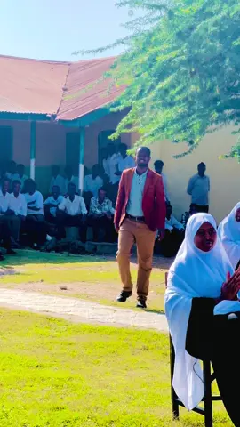 Maclin qiimo badan teacher apditaax #warancadesecondaryschool #foryou #somalilandtiktok💚🤍❤ 
