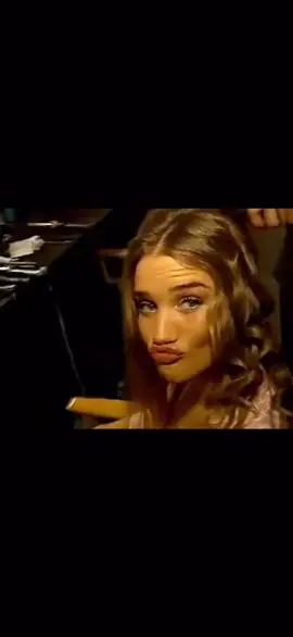 To see Rosie HW strut the glitter runway one last time😩 in honour of the Victoria Secret Fashion show 2025, here’s a throwback from behind the scenes 2009✨✨ #victoriasecret #vsangel #fashionshow #rosiehuntingtonwhiteley #angel 