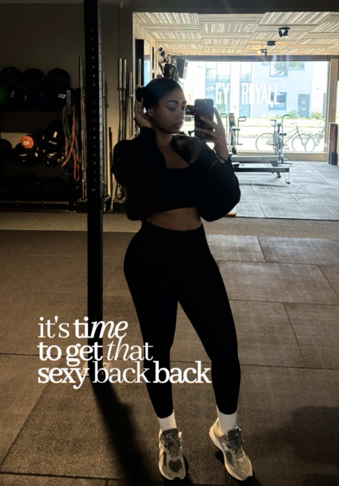 Building that sexy back, no machines required 💪🏽✨ Let’s get it, sis! 💕🌸 (Ik begon met boksen, maar eerlijk… krachttraining past gewoon beter bij mijn doel 🏋🏽‍♀️) @C. #sexyback #fitgirl #gym #bodygoals #fitnessmotivation