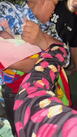 អ្នកជាមួយ​ម្តាយ​ពេលឃេីញvideo នេះហេីយមានអារម្មណបែបណាពេលដែរឃេីញ​ អ្នកផ្សេងដែរមិនមែនជាសាច់ឈាមដណ្តេីមគាត់ចង់បានគាត់ច្រេីនណាស់​ ខុស​ពី​អ្នក​បង្កើត​គាត់​មកហើយ​បែបជាយកគាត់បោះចោលក្នុងធុងសំរាមទៅវិញ​ អ្នក​ចិត្តអាក្រក់ពេលហេីយ🧒😭😭😭🙏🏻