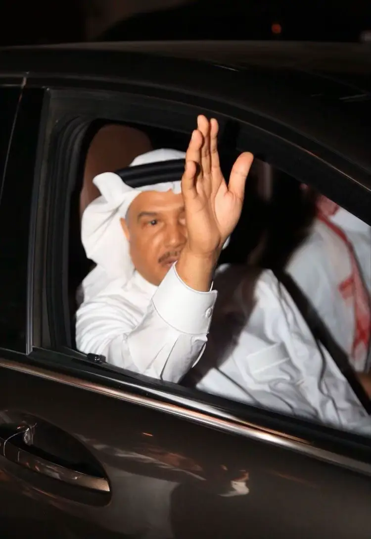 مَالي أراهَا لا تَرد سَلامي هل حرّمت عند اللقاءِ كلامي أم ذاك شأنُ الغِيدِ يُبْدِينَ الجّفا وفؤادهُنّ من الصبابةِ دامِي يا قلبُ ويْحَك ﺇنّ من عَلِقْتَها رأتِ الوفَا في الحُبِّ غيرَ لِزام #abdu 