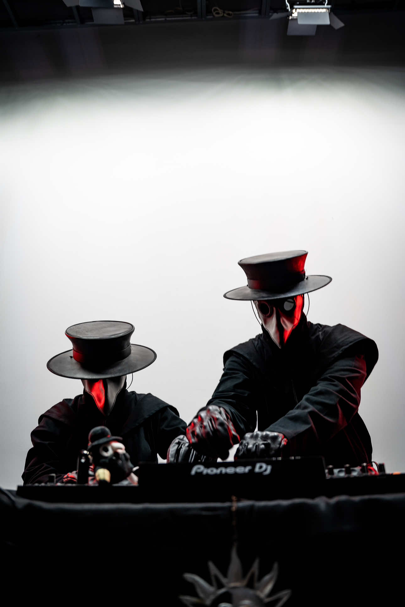 Anyone else’s rave relationship like this? 😂👀 #ravebae #rave #plaguedoctor #raves #uptempo 