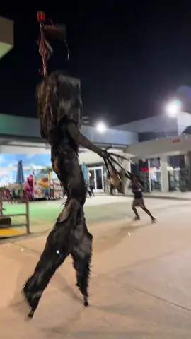 Don’t forget your phone, little dude.  Clip from my Siren Head walk in Venice Beach  Claws by @Gary Fay Creations 🇦🇺  #Sirenhead #venicebeach #horror #creepypasta #stiltwalker 