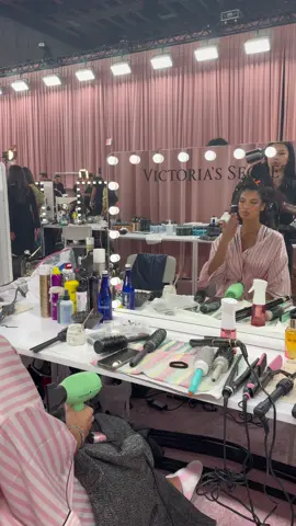 Patiently (not) waiting for 7PM 🪽✨💅 #VictoriasSecret #VSFS #vsfashionshow 