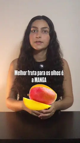 Olhos: A manga protege a visão por conter β-caroteno, luteína e zeaxantina nutrientes que preservam a retina e a mácula contra danos oxidativos e ajudam a prevenir cegueira noturna e degeneração macular. Pele: O kiwi é ótimo para a pele porque é rico em vitamina C e antioxidantes, que estimulam a produção de colágeno, combatem o envelhecimento e ajudam a manter a pele firme e uniforme. Sistema Imunológico: O abacaxi contém bromelina e a bromelina fortalece o sistema imunológico ao reduzir inflamações, facilitar a eliminação de secreções, estimular células de defesa e potencializar a ação de medicamentos contra infecções. Sistema nervoso: A banana favorece o sistema nervoso por fornecer potássio, magnésio e vitamina B6, essenciais para a transmissão de impulsos nervosos e a produção de neurotransmissores. Cérebro: O morango beneficia o cérebro por conter antioxidantes e polifenóis que protegem os neurônios, melhoram a memória e reduzem inflamações. Ossos: A ameixa fortalece os ossos por fornecer vitamina K, boro e antioxidantes, que promovem a mineralização óssea, protegem contra inflamação e mantêm a densidade óssea. Digestão: O mamão favorece a digestão por fornecer papaína e fibras, que auxiliam na quebra de proteínas, melhoram o trânsito intestinal e protegem o trato digestivo. #nutrição #viral #alimentacaosaudavel #viraltiktok #saúde 