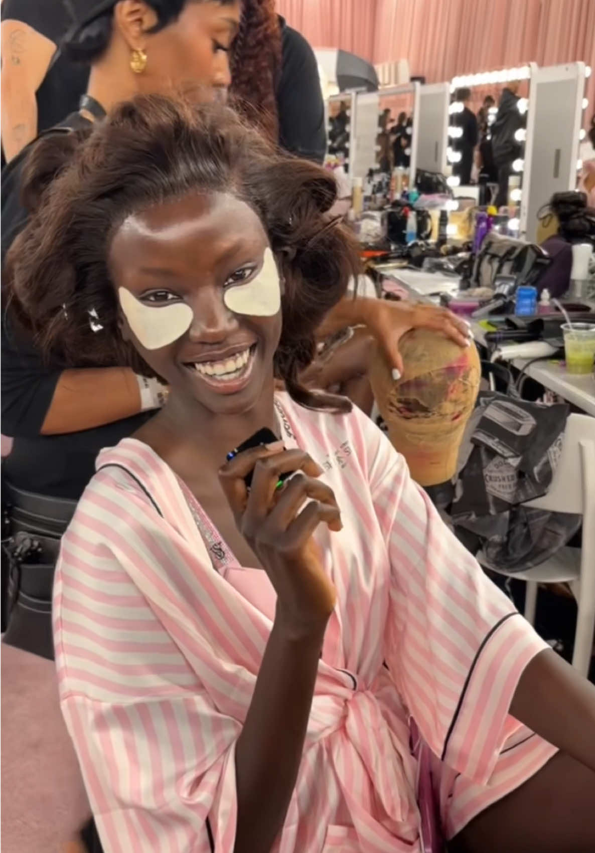 Sardine sales after the @Victoria’s Secret 📈 #AnokYai keeps her glow poppin’ with a little tinned fish 🐟 Video: Hypebae                                     #vsfashionshow #vsangel #victoriassecret #BeautyTok 