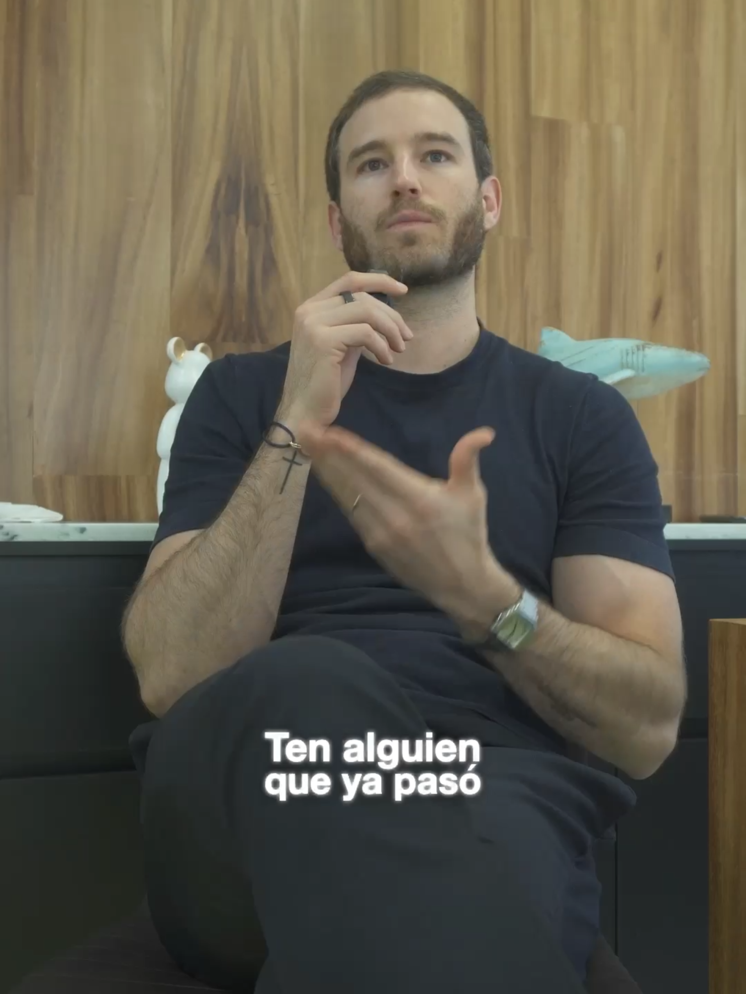 Si pudiera regresar 10 años atrás, le diría a mi yo del pasado una sola cosa: consigue un mentor. 🙏 No alguien “famoso”, sino alguien que ya pasó por donde tú quieres llegar. Porque el error más caro que cometí fue pensar que podía hacerlo solo. La guía correcta te ahorra años, dinero y muchísima frustración. El ego te cuesta más caro que cualquier mentoría. 💭 #Mentalidad10x #AltaFrecuencia #CrecimientoReal #EstrategiaYAcción #ModoResultados #PiensaEnGrande #MentalidadDeGanador #CreaTuRealidad #DisciplinaDiaria #LiderazgoReal #ResultadosNoExcusas #MarianoPorter