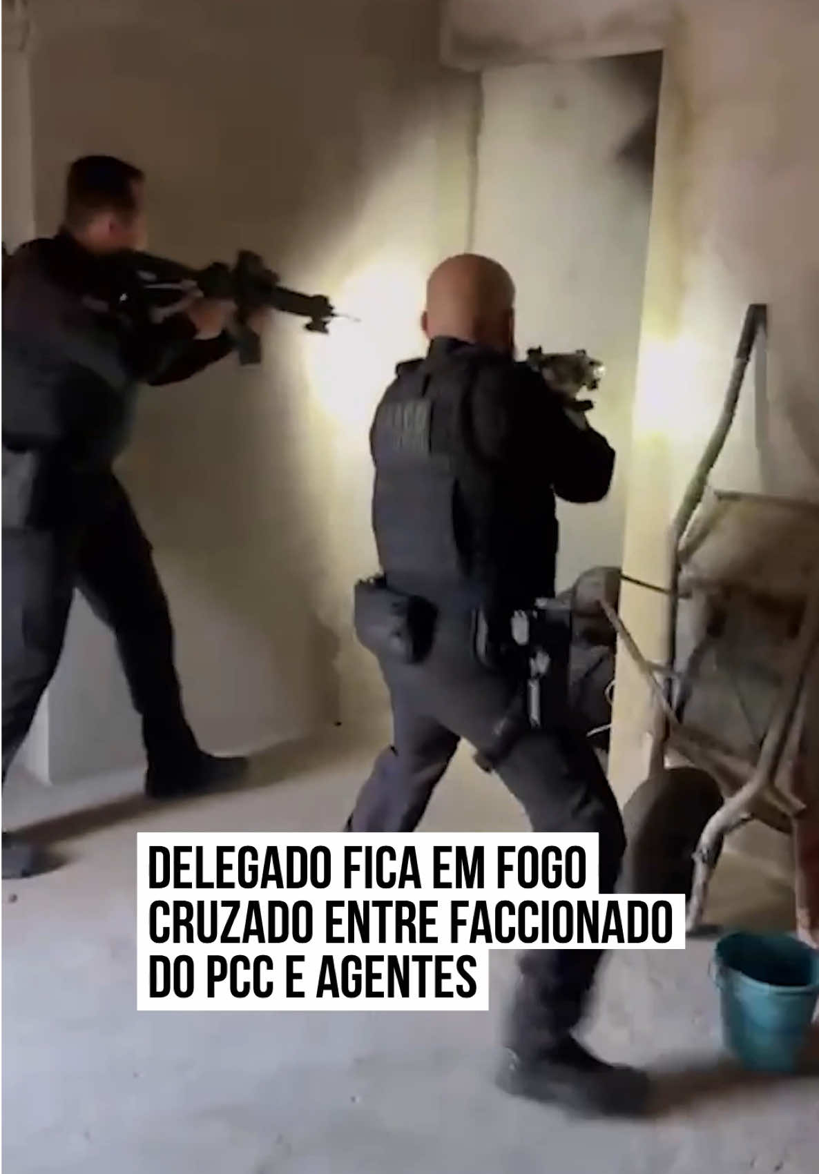 Um faccionado do Primeiro Comando da Capital (PCC) m0rreu após trocar t1ros com agentes do Departamento de Repressão às Ações Criminosas Organizadas (#Draco) e de outras unidades da Polícia Civil do #Piauí. O confronto ocorreu na manhã desta quarta-feira (15/10), durante uma operação em #ÁguaBranca (PI). A ação tinha como objetivo cumprir mandados de busca e apreensão contra integrantes da facção criminosa. Segundo a Polícia Civil, assim que os agentes entraram na casa de um dos investigados, foram recebidos a tiros de uma 4rma semelhante a um fuz1l. Imagens registradas no local mostram o momento em que os disparos atingem a parede, enquanto os policiais se abrigam e tentam conter o criminoso. Durante o t1rotei0, o suspeito foi b4leado, socorrido e levado ao hospital da cidade, mas não resistiu aos ferimentos. De acordo com o delegado da Draco, Charles Pessoa, os agentes encontraram na residência uma grande quantidade de dr0gas, uma 4rma de fogo e vários celulares. Todo o material foi apreendido e encaminhado para perícia. #TikTokNotícias 📹 Imagem cedida ao Metrópoles 