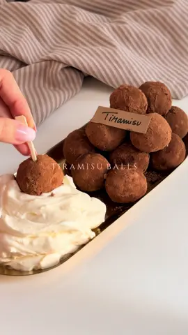 Tiramisu balls 🤎 Ingrédients : 	•	Langues de chat moulues : 300 g 	•	Mascarpone : 250 g  	•	Café soluble : 1 cuillère à soupe 	•	Sucre glace : 2 cuillères à soupe 	•	1 petit verre de café fort (nespresso) 	•	Cacao en poudre non sucré : pour l’enrobage Crème d’accompagnement: 	•	Mascarpone 250g 	•	Sucre glace 2 cuillère à soupe #fyp #foryoupage #forupage #turamisu #Love 