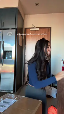 Guys tell my mom she needs to start selling these  #collegelife #pennstate #unboxing #carepackage #unboxingvideo 