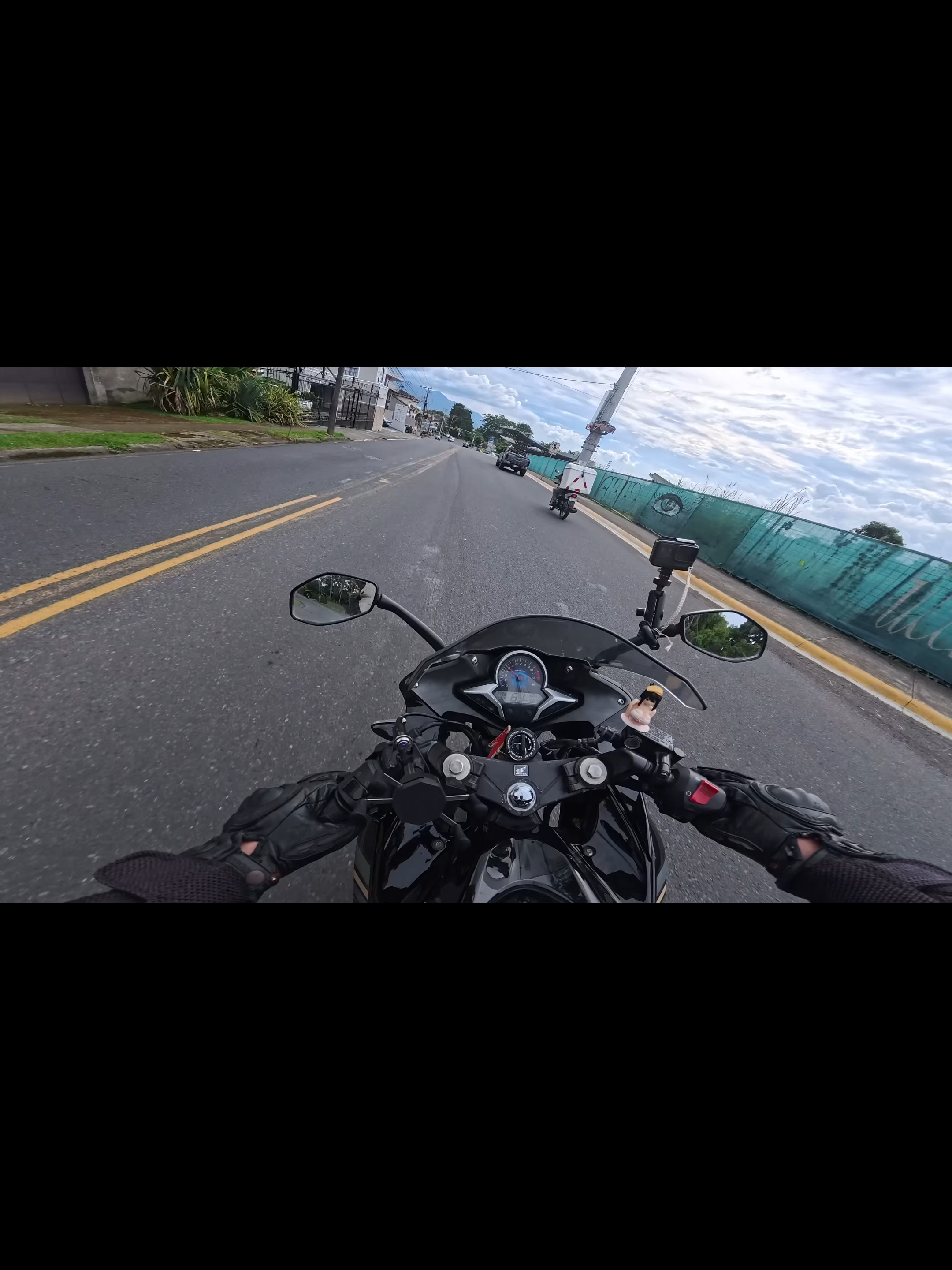 Si pensaban que por andar en troca iba a dejar de meterme entre las filas, se equivocan. #cbr250r #costarica #paramundo